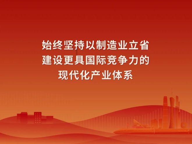一名消防员徒手清理废墟且用力较大,三层厚的手套被磨破